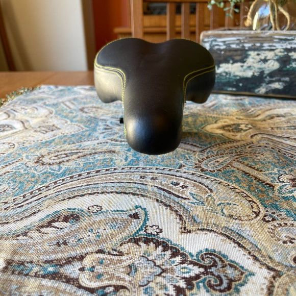 SCHWINN bike seat 10.5" long, 6" wide, mountain, new with no tags - Picture 4 of 6